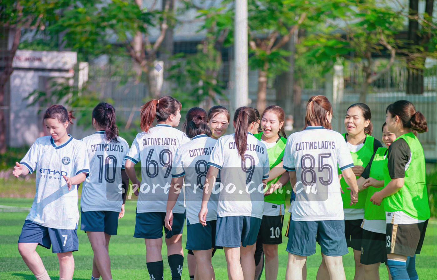 俯视桌面，一台笔记本同时开着左侧赛程列表与右侧赛事页面，旁边放着一副耳机